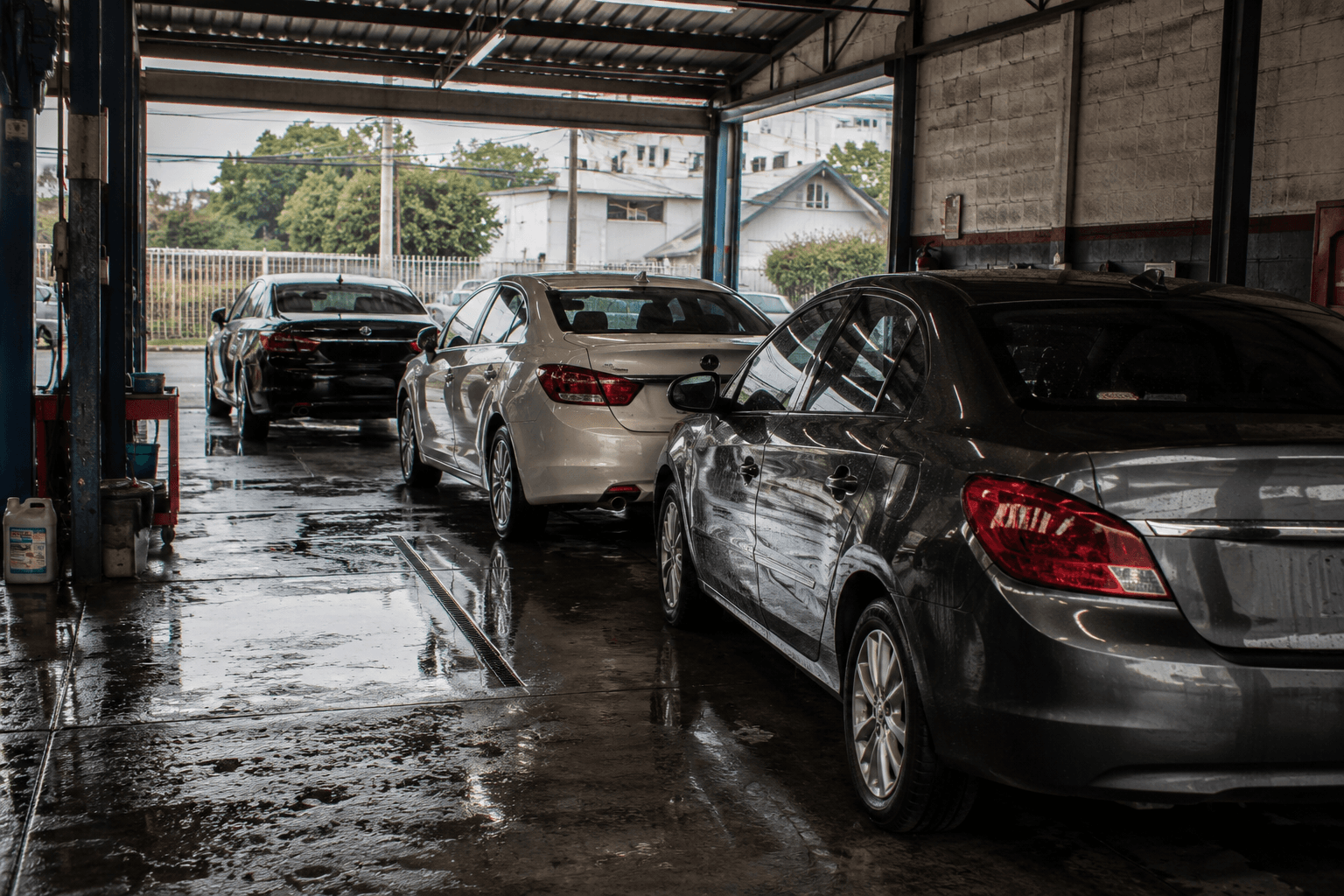 Fila de autos en espera de servicio